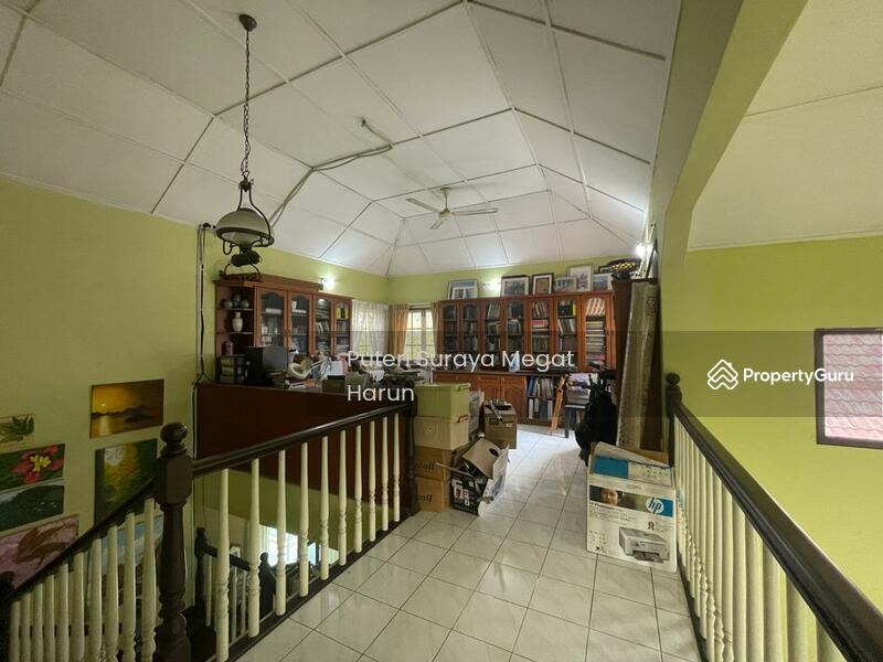 Library and guest room overseeing the living room