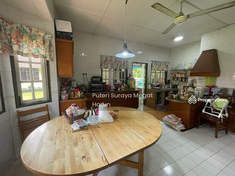 Breakfast nook with bay window