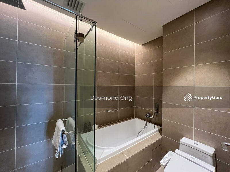 BATHTUB & JAPANESE TOTO BIDET