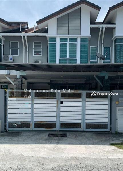 Front view of the 2 storey terraced house. 