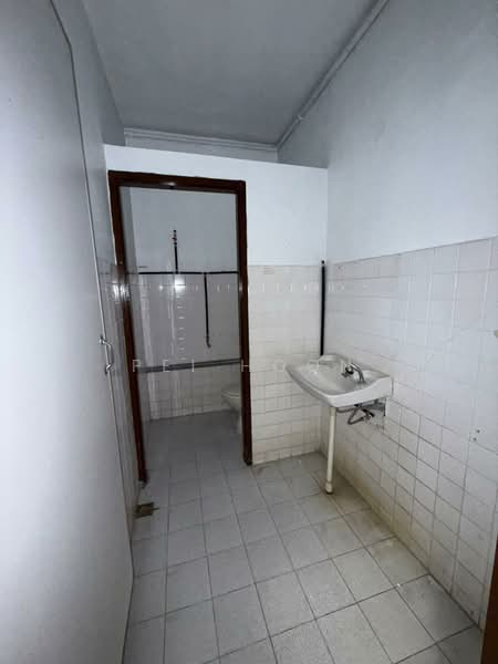 Shop / Office for Rent in George Town (Penang) - Pei Hoon - Bathroom - PropertyGuru.com.my
