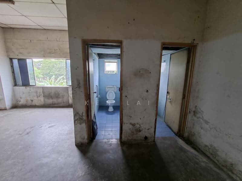 Shop / Office untuk Disewa di Taman Industri Alam Jaya (Puncak Alam) - Ken Lai - Bathroom - PropertyGuru.com.my