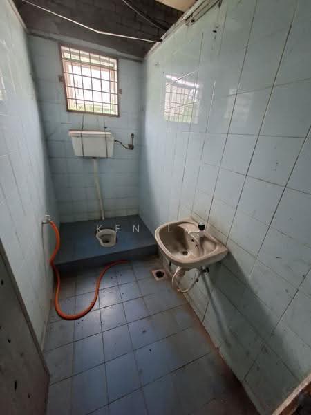 Shop / Office untuk Disewa di Taman Industri Alam Jaya (Puncak Alam) - Ken Lai - Bathroom - PropertyGuru.com.my