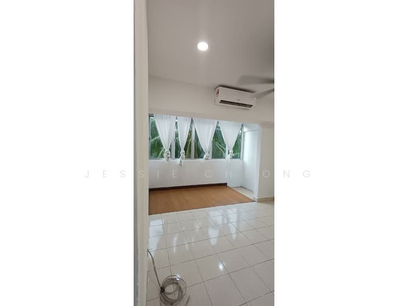 Kondominium untuk Dijual di Paradesa Rustica - Jessie Cheong - close up balcony - PropertyGuru.com.my