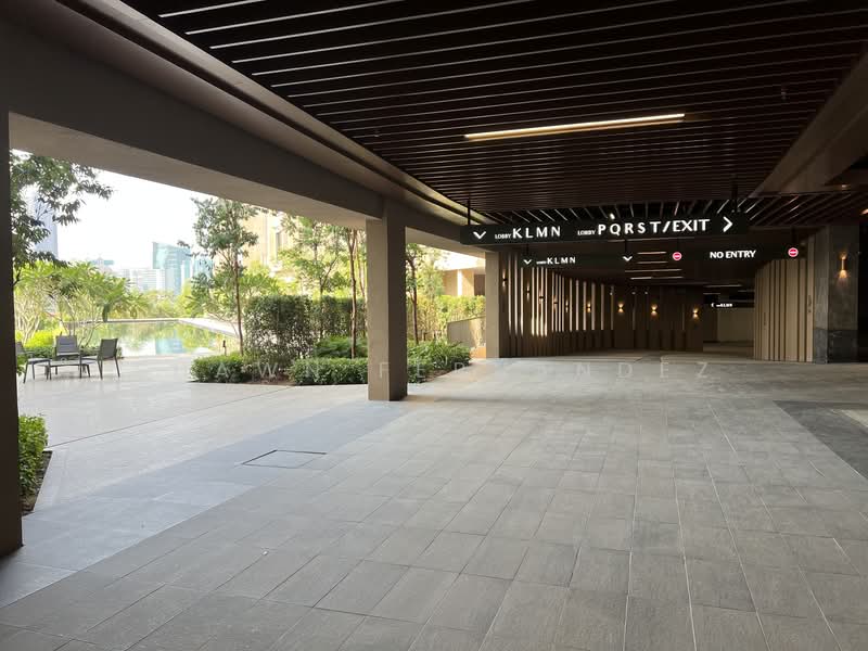 Car park to swimming pool