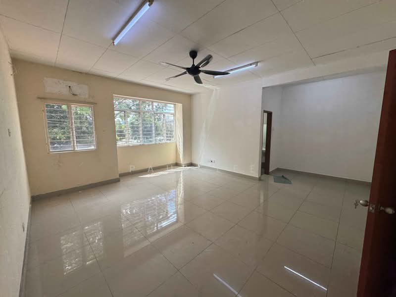 Rumah Teres 2 Tingkat untuk Dijual di TAMAN PUCHONG UTAMA (Puchong) - Paul Lee - Living Room - PropertyGuru.com.my