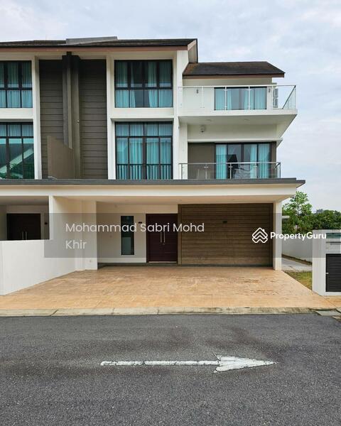 Corner lot, external view of the property. 
