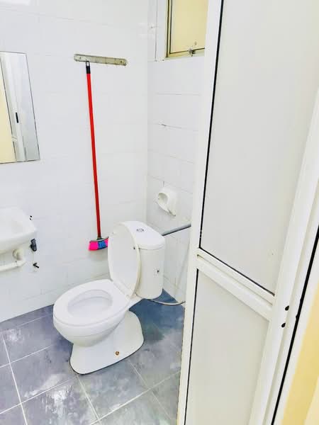 Pangsapuri untuk Disewa di Ilham Apartment - Erin Yusof - Bathroom - PropertyGuru.com.my