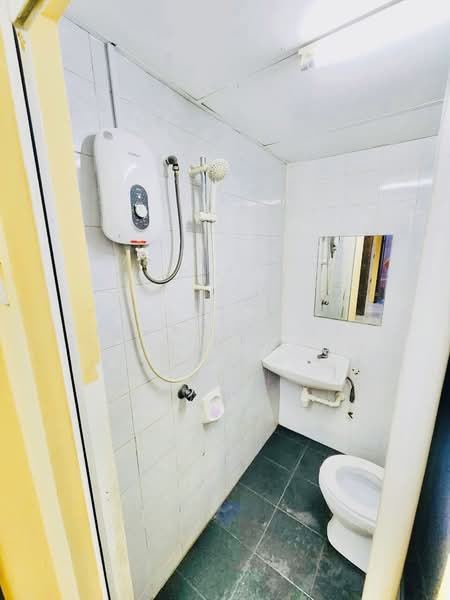Pangsapuri untuk Disewa di Ilham Apartment - Erin Yusof - Bathroom - PropertyGuru.com.my