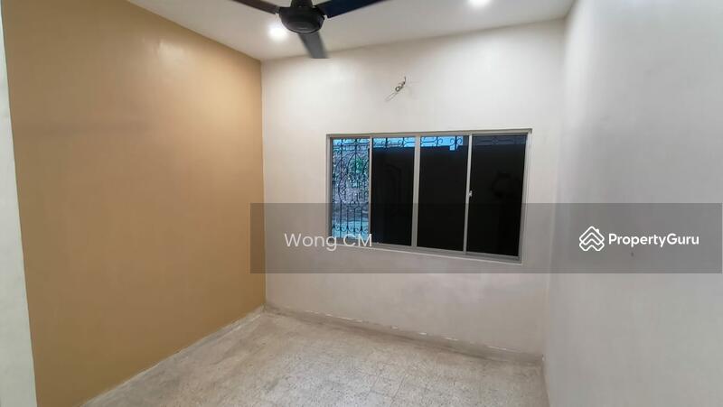 newly renovated, ALL new fitting (flooring, tiles, sanitaryware etc)
