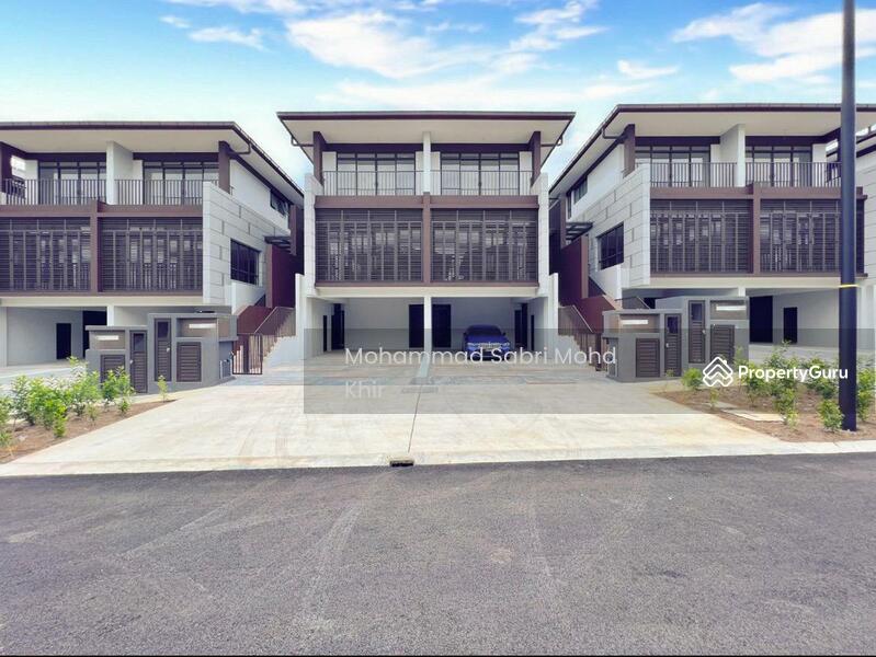 Front view of the 3 storey of terrace house for sale. 