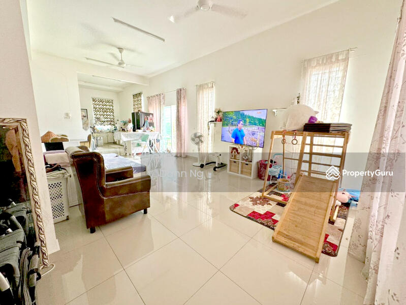 For Sale - CORNER Lot Taman Pelangi Semenyih SPACIOUS SIDE LAND n CAR PORCH