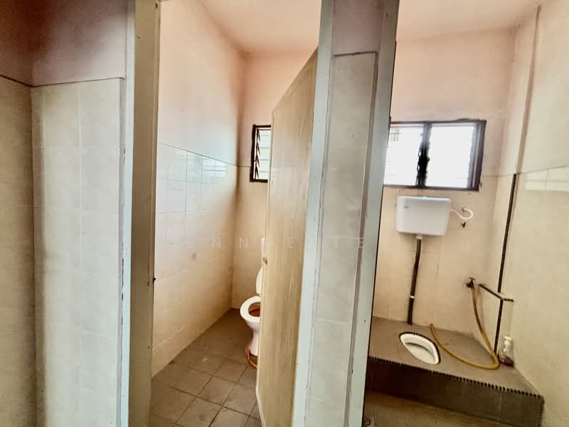 Retail Space for Rent in Teluk Intan (Perak) - Fennie Tee - Bathroom - PropertyGuru.com.my
