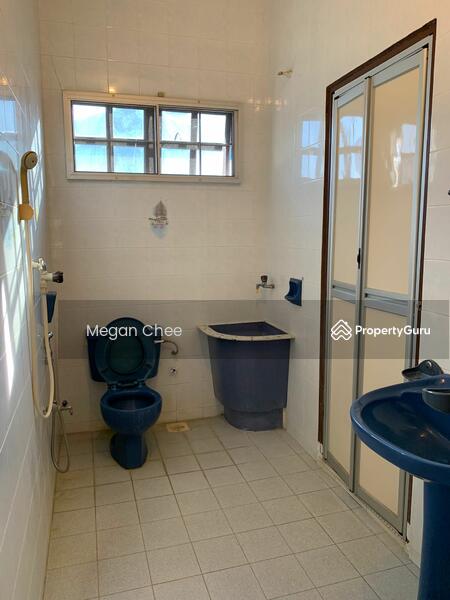 ConnectingBathroomThewithbathroom isalso equippedadditional water storage