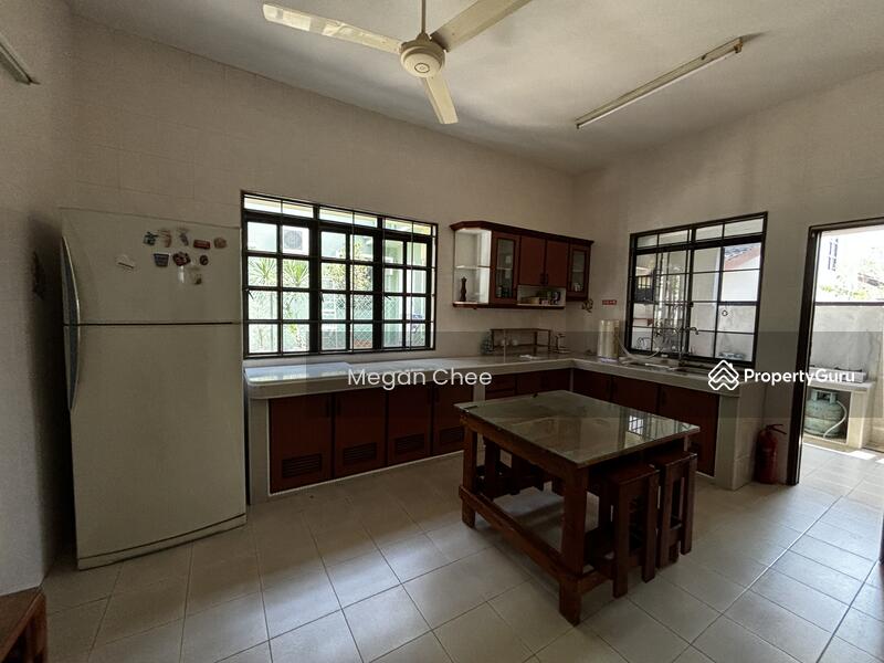 Dry KitchenA largebarefeaaturingbuilt-incupoardsalong the dry kitchenwall,afully ti