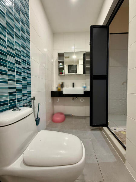 Casa Residences High Floor with Balcony - Master Bathroom