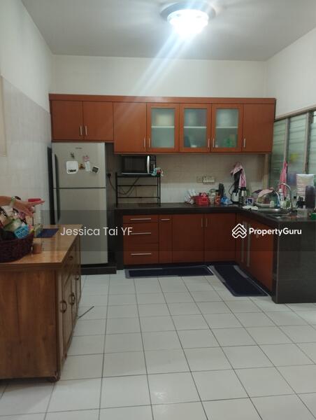 Dry kitchen with built in kitchen cabinets 