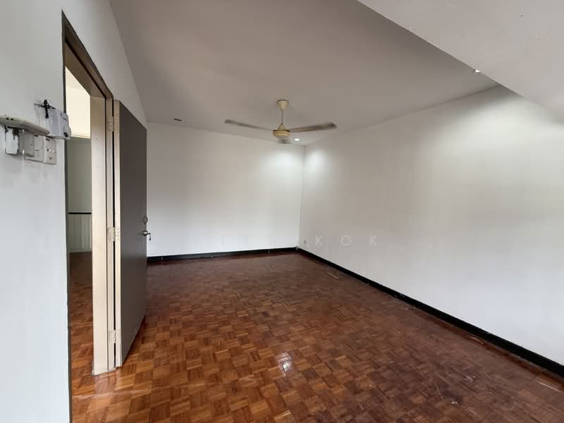 2-storey Terraced House for Sale in SS2 (Petaling Jaya) - Peter Kok - Master bedroom - PropertyGuru.com.my