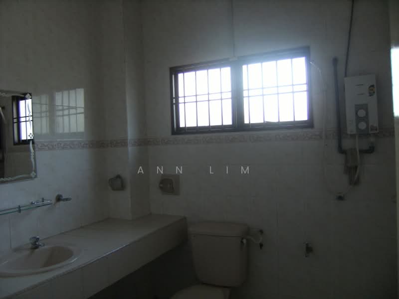 Rumah Berkembar untuk Dijual di Taman Yarl (Jalan Klang Lama (Old Klang Road)) - Ann Lim - Bathroom - PropertyGuru.com.my