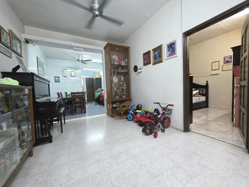 2-storey Terraced House for Sale in Batu 9 (Cheras) - Ken Lew - Living Room - PropertyGuru.com.my