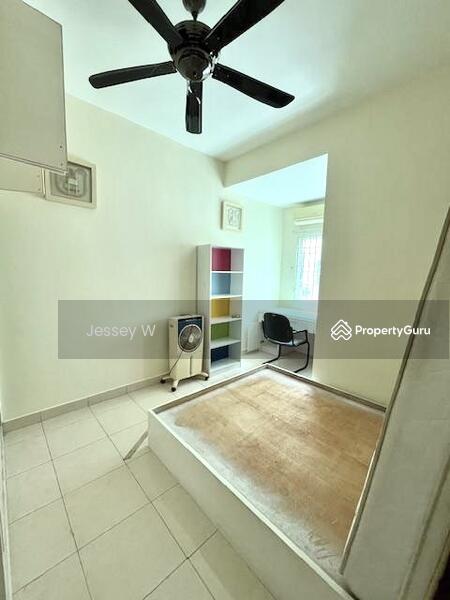 Untuk Disewa - 3-Storey Terrace at Bukit Jambul