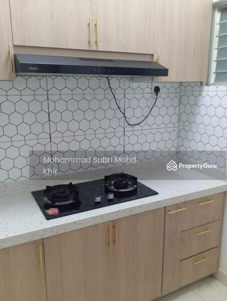 Pangsapuri untuk Disewa di Selangorku Pr1ma Lakefront Homes - Mohammad Sabri Mohd Khir - Kitchen with built in cabinet, stove and hood. - PropertyGuru.com.my
