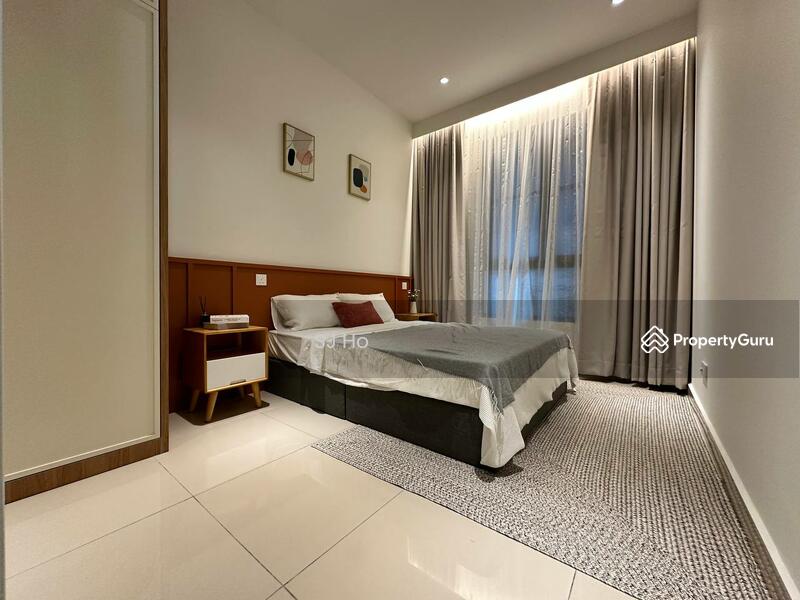 London Pavilion - Master Bedroom