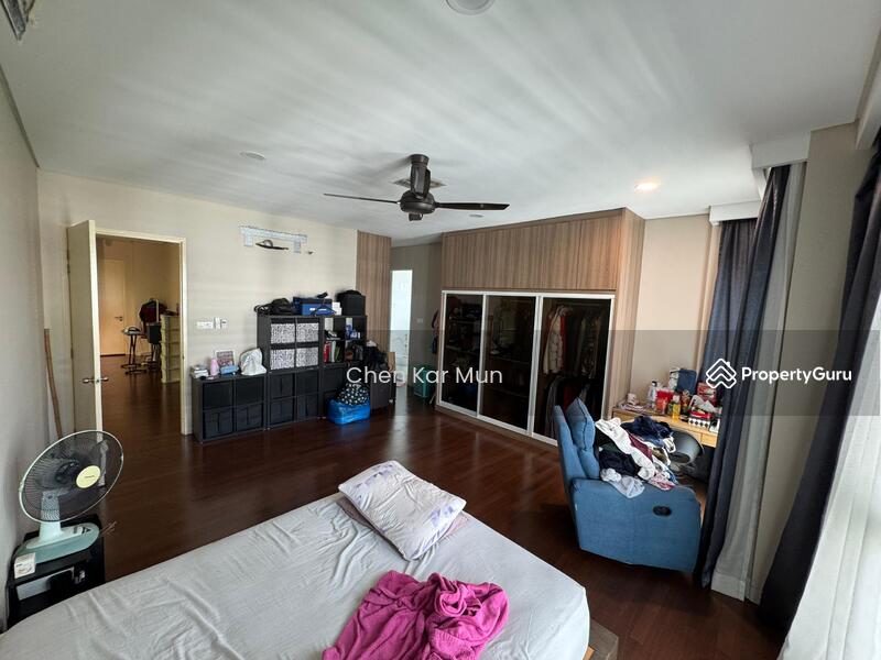 MASTER ROOM - SECOND FLOOR