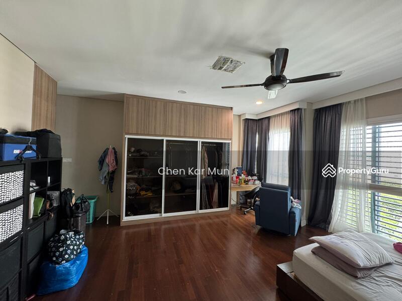 MASTER ROOM - SECOND FLOOR