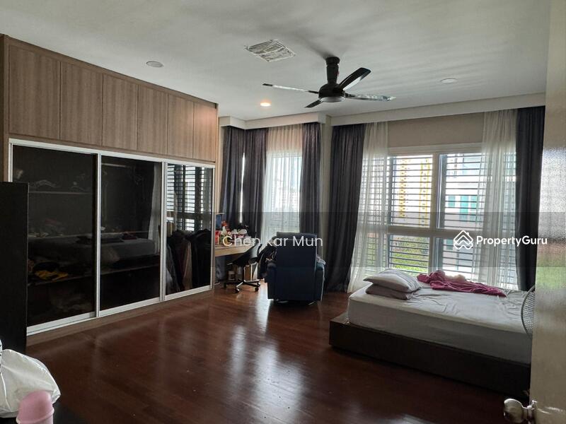 MASTER ROOM - SECOND FLOOR