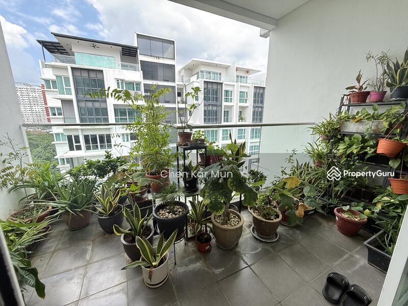 1ST FLOOR - LIVING ROOM