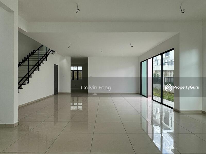 Spacious living & dining area