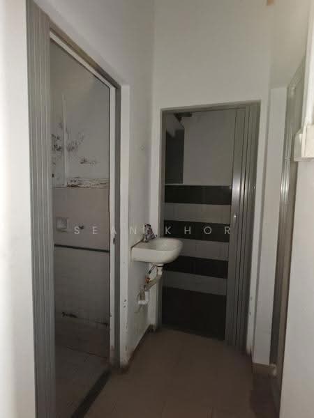 Shop for Rent in Taman Molek (Johor Bahru) - Sean Khor - Bathroom - PropertyGuru.com.my