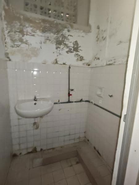 Shop for Rent in Taman Molek (Johor Bahru) - Sean Khor - Bathroom - PropertyGuru.com.my