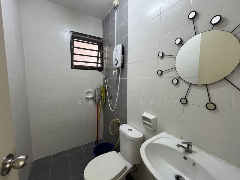 Rumah Bandar untuk Disewa di Sungai Long (Bandar Sungai Long) - Kris Tan - Bathroom - PropertyGuru.com.my