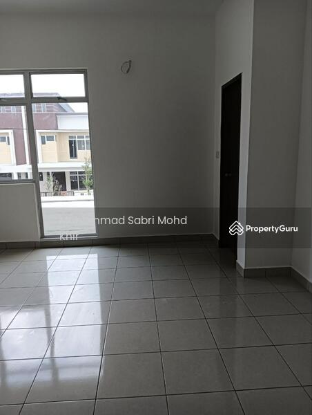 First floor: Master bedroom