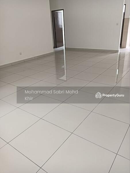 Ground floor: Bedroom and living area. 