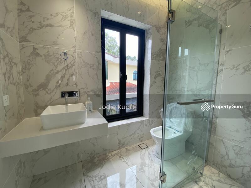 Bedroom 2 Ensuite Bath