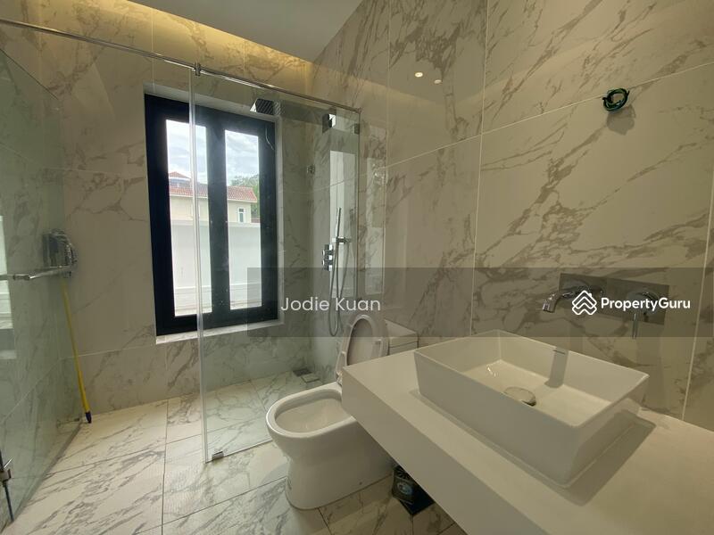 TV Room Ensuite Bath 