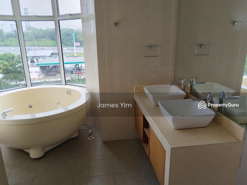 Master bedroom jacuzzi 