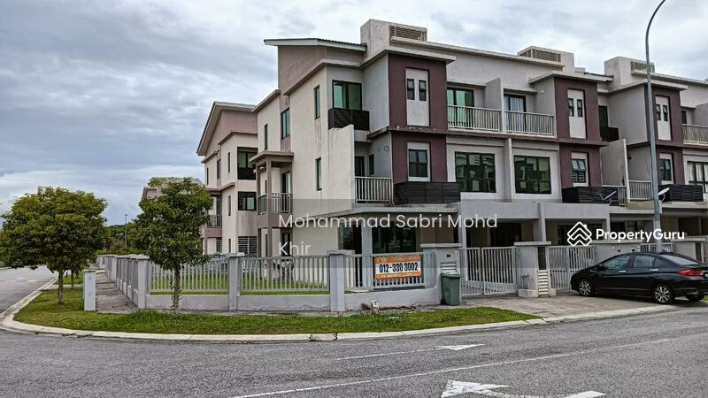 Corner unit Ground townhouse. 