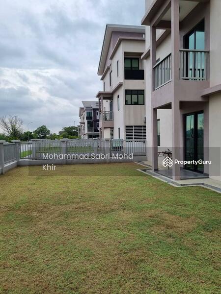 Corner unit with extra land for activity