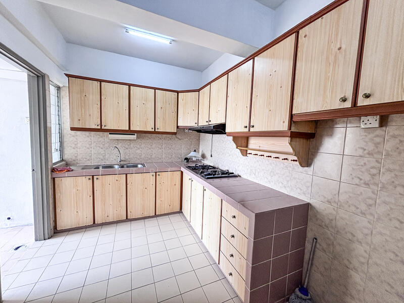 Dapur dengan kabinet siap pasang