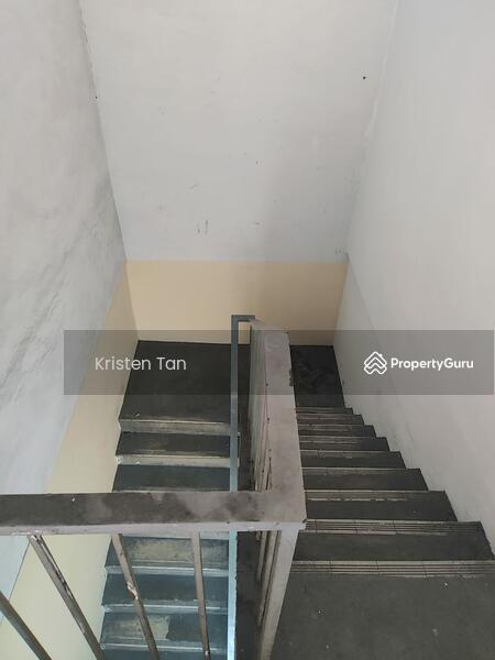 For Rent - 3.5 Storeys Shop Lot