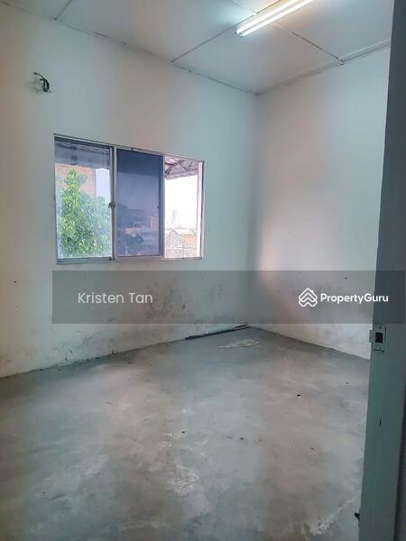 For Rent - 3.5 Storeys Shop Lot