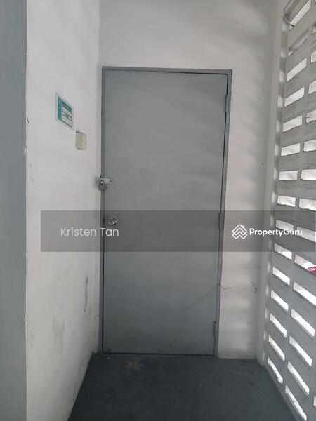 For Rent - 3.5 Storeys Shop Lot
