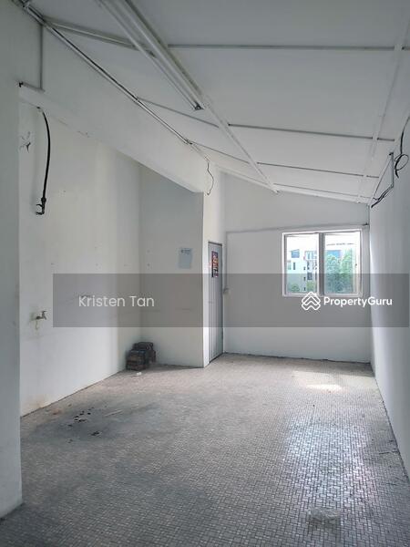 For Rent - 3.5 Storeys Shop Lot