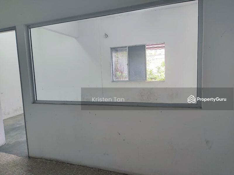 For Rent - 3.5 Storeys Shop Lot
