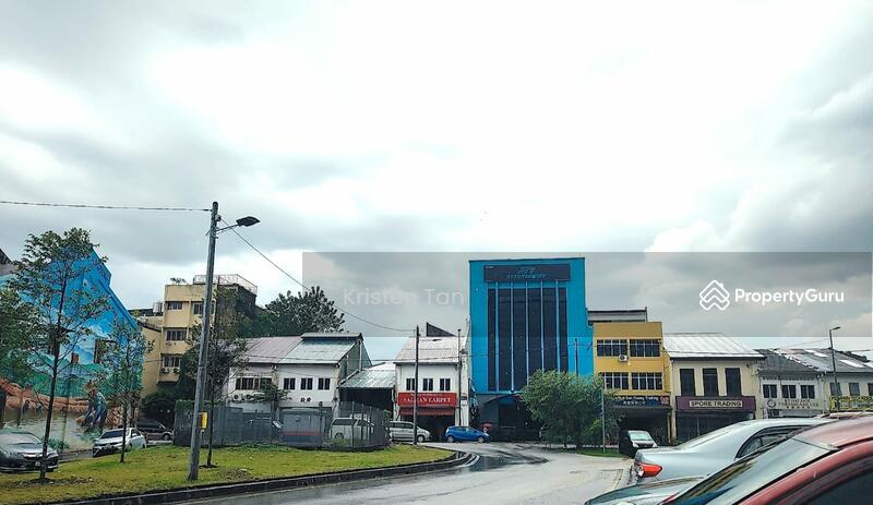 For Rent - 3.5 Storeys Shop Lot
