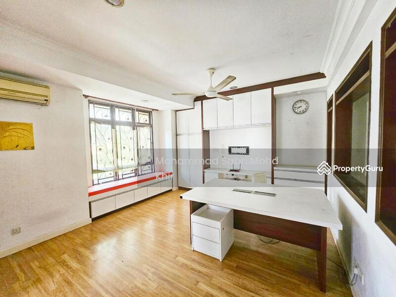 First floor with airconditioner and wood flooring finishes. 